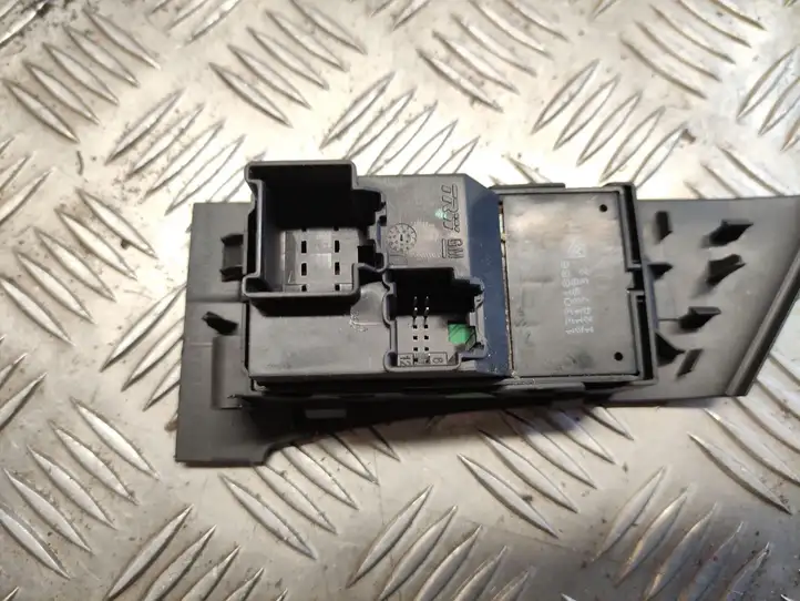 Opel Astra J (2009 - 2012) 13301886 Блок кнопок стеклоподъемников — фото 3
