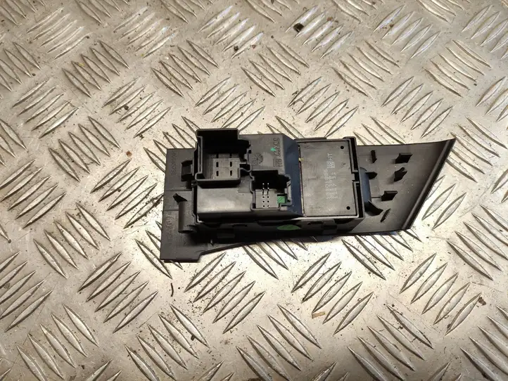 Opel Astra J (2009 - 2012) 13301886 Блок кнопок стеклоподъемников — фото 4