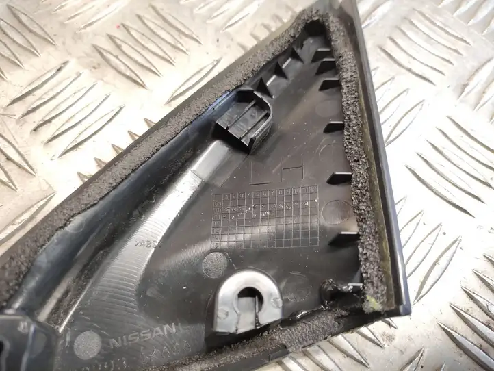 Nissan Juke I F15 (2010 - 2018) 802931KA0A Прочая отделка передней двери — фото 2