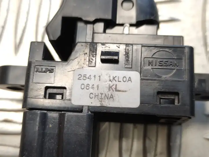 Nissan Juke I F15 (2010 - 2018) 254111KL0A Блок кнопок стеклоподъемников — фото 3