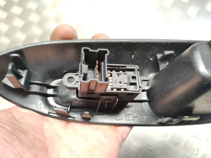 Nissan Juke I F15 (2010 - 2018) 829601KA2A Блок кнопок стеклоподъемников — фото 2