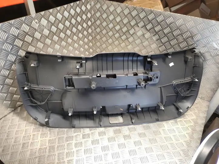 Audi A1 (2010 - 2014) 8X3867979 Комплект обшивки крышки багажника — фото 2