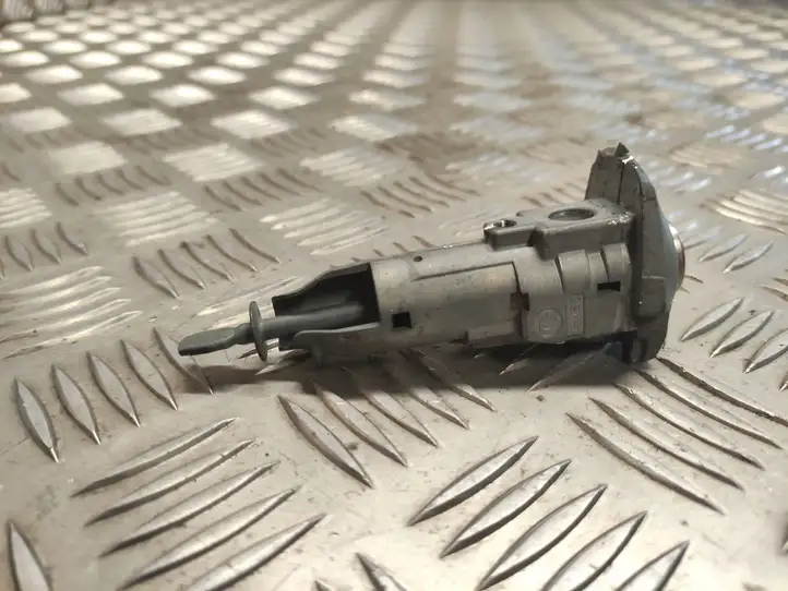Skoda Octavia Mk3 (5E) (2013 - 2019) 5E0837168A Замок двери передней — фото 2