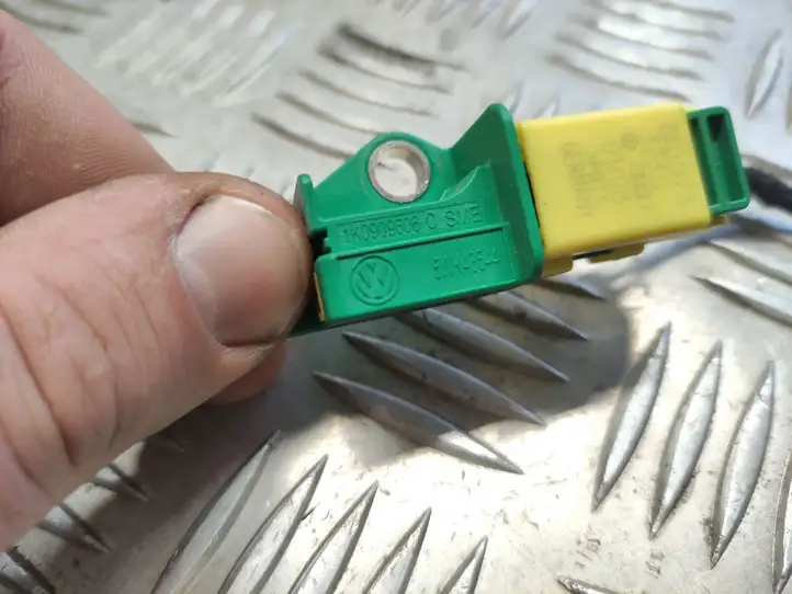 Audi A4 S4 B8 8K (2007 - 2011) 8K0973323S Датчик удара SRS — фото 2