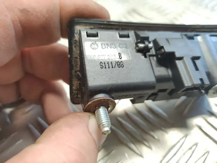 Audi A4 S4 B8 8K (2007 - 2011) 5N0827566B Кнопка закрытия крышки багажника — фото 2