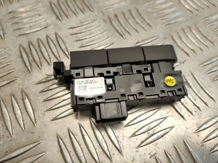 Volkswagen Golf VII (2013 - 2019) 5G1927238F Кнопка парктроника — фото 2