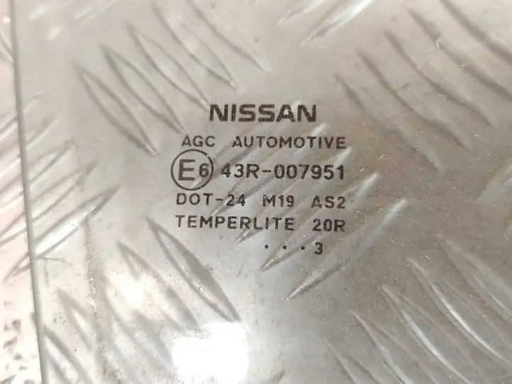 Nissan Juke I F15 (2010 - 2018) 43R007951 Стекло передней двери — фото 3