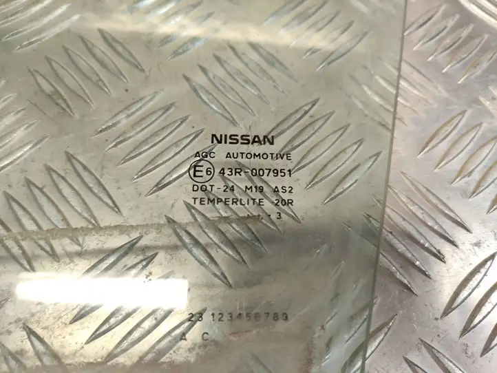 Nissan Juke I F15 (2010 - 2018) 43R007951 Стекло передней двери — фото 2