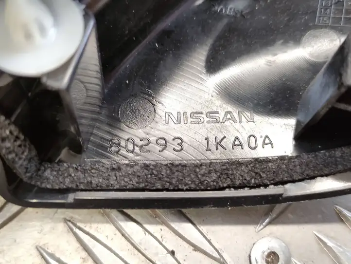 Nissan Juke I F15 (2010 - 2018) 802931KA0A Прочая отделка передней двери — фото 2
