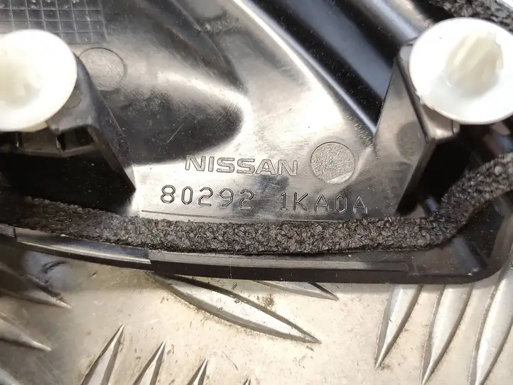Nissan Juke I F15 (2010 - 2018) 802921KA0A Прочая отделка передней двери — фото 2