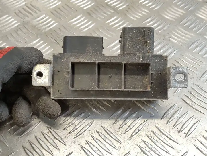 Nissan Juke I F15 (2010 - 2018) 8200558438A Реле накала свечей — фото 3