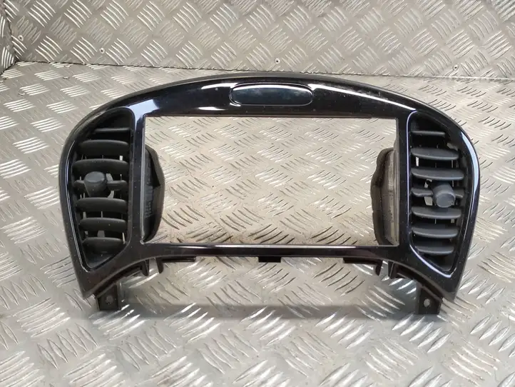 Nissan Juke I F15 (2010 - 2018) 68260BX80A Центральный воздушный дефлектор — фото 1