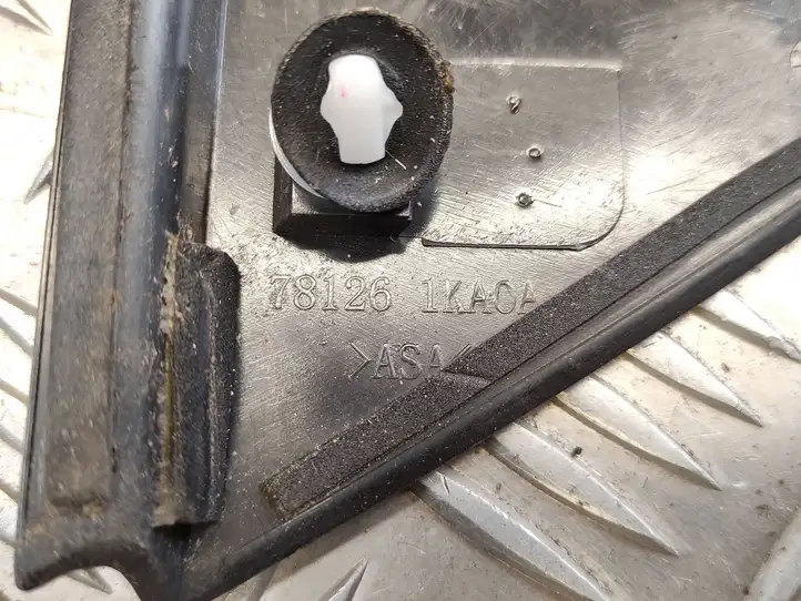 Nissan Juke I F15 (2010 - 2018) 781261KA0A Накладка стекла задней двери — фото 3