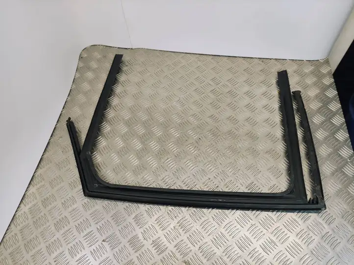 Seat Ibiza V (KJ) (2017 - ) 8F0839432 Уплотнитель стекла задней двери — фото 2
