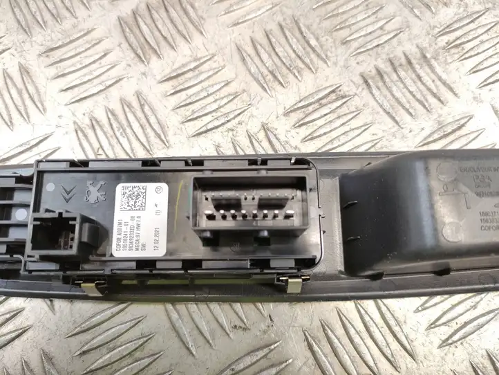 Citroen C4 (2016 - ) 98349233ZD Кнопка стеклоподъемников — фото 5