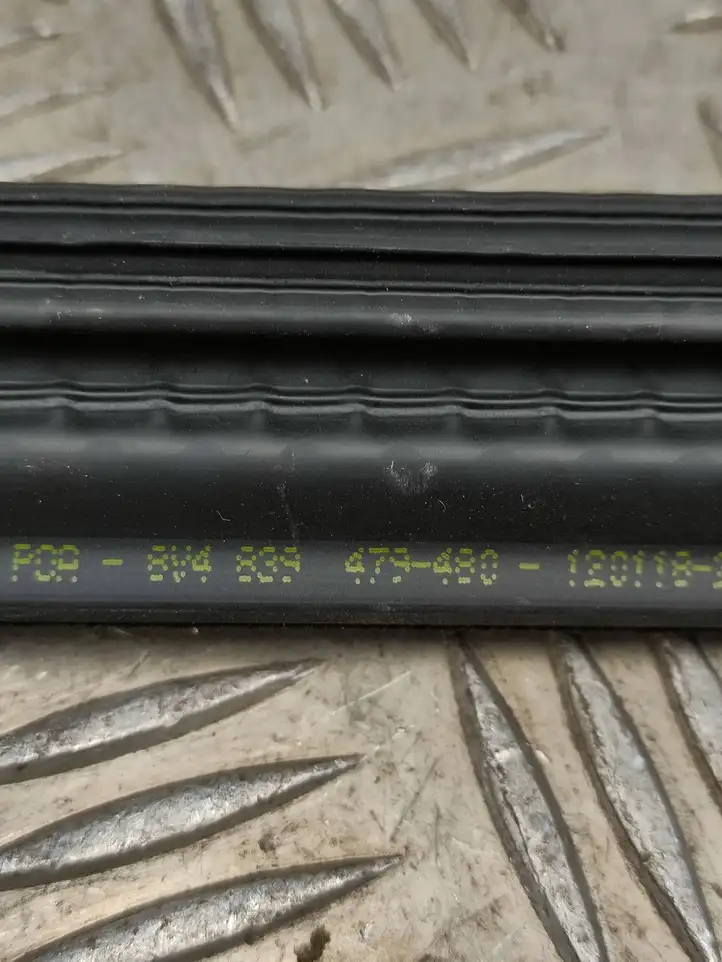 Audi A3/S3 8V (2016 - 2020) 8V4839479480 Уплотнитель стекла задней двери — фото 2