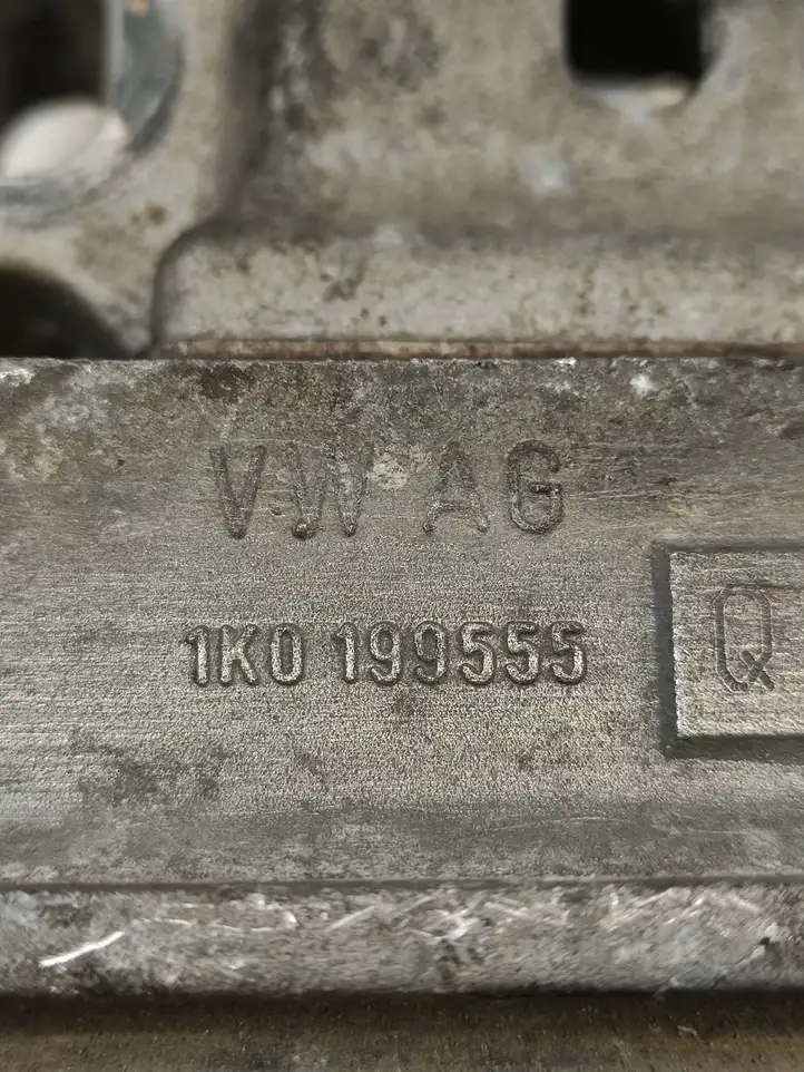 Volkswagen Touran I (2003 - 2010) 1K0199555 Опора двигателя — фото 4