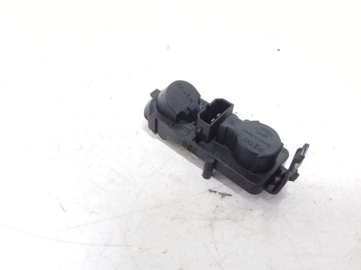 Seat Leon (1P) (2005 - 2012)  1P0945257B Деталь заднего фонаря