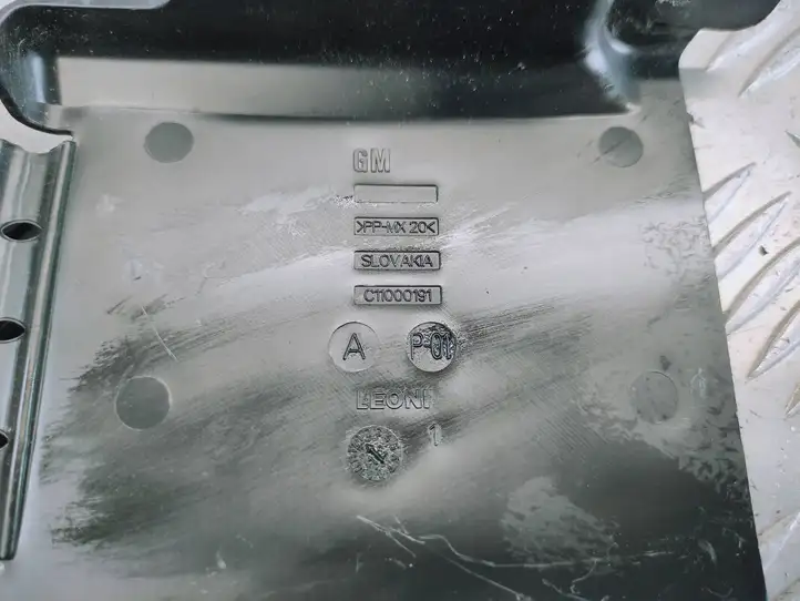 Opel Zafira B (2008 - 2014) C11000191 Прочие детали моторного отсека — фото 3