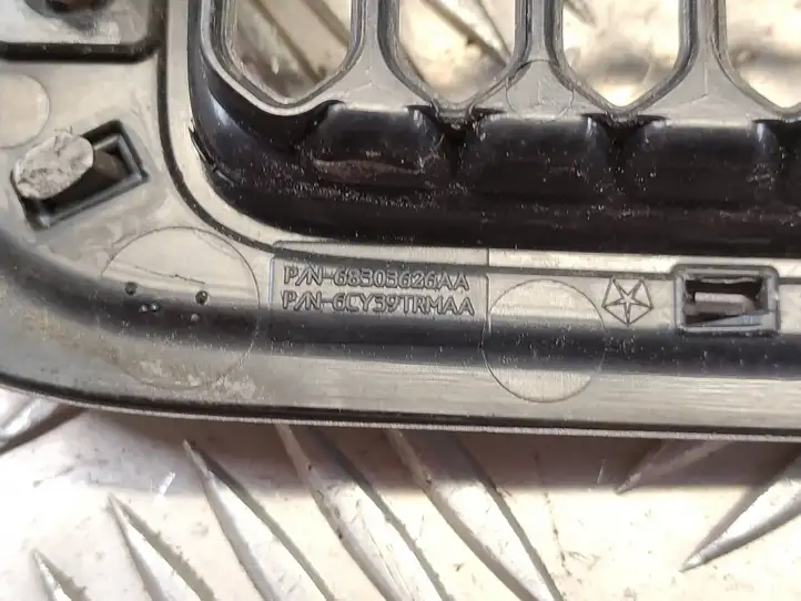 Jeep Cherokee (2013 - 2017) 68303626AA Передняя решетка — фото 3