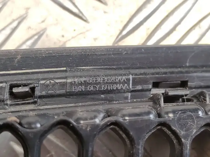 Jeep Cherokee (2013 - 2017) 68303626AA Передняя решетка — фото 3