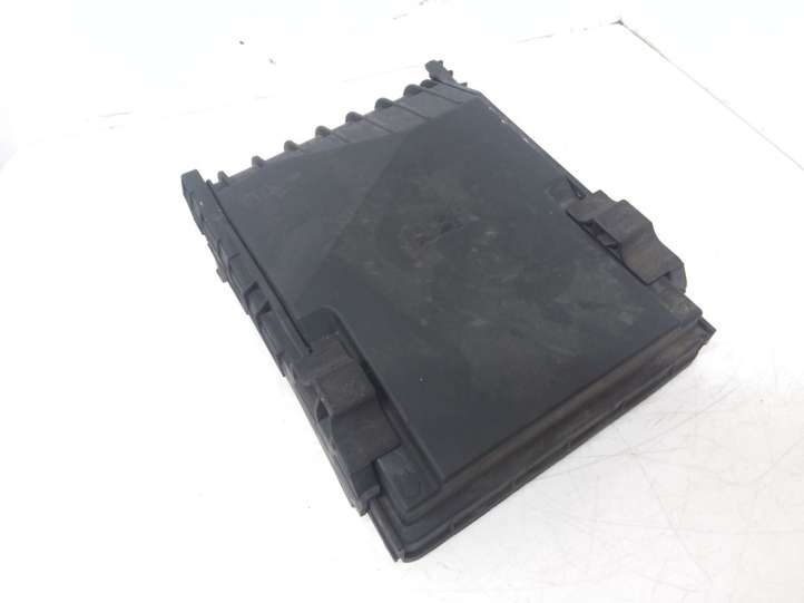 Volkswagen PASSAT B6 (2005 - 2010)  1K0937132F Крышка ящика предохранителей