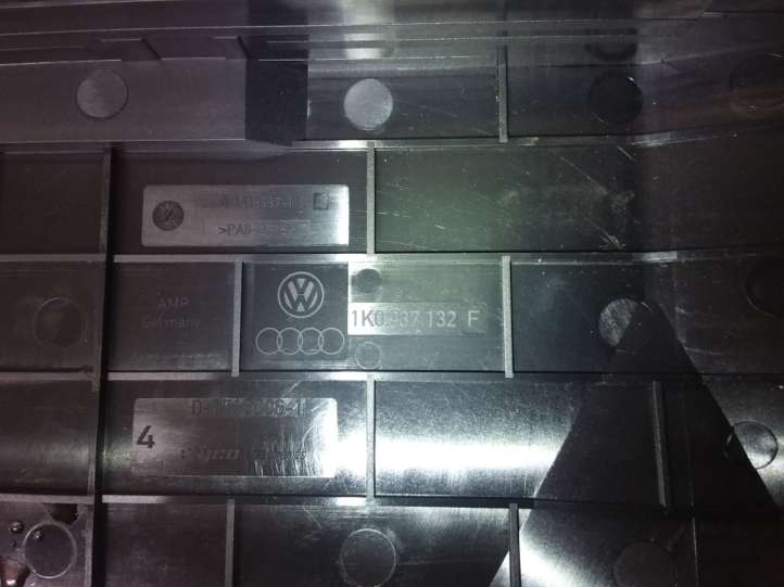 Volkswagen PASSAT B6 (2005 - 2010)  1K0937132F Крышка ящика предохранителей