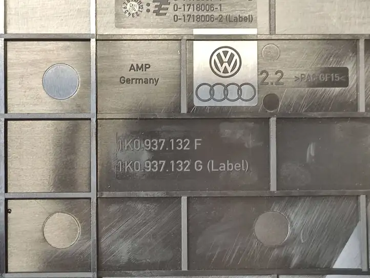 Audi A3/S3 8P (2008 - 2013) 1K0937132F Крышка ящика предохранителей — фото 4