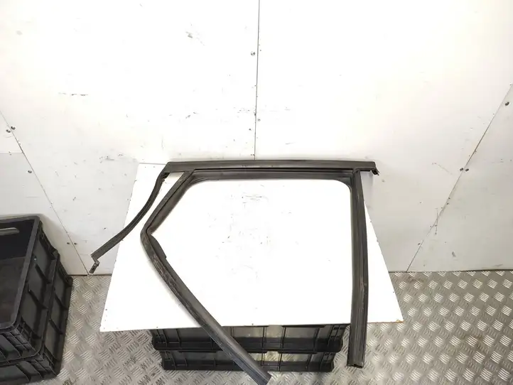 Renault Captur (2013 - 2020) 823308301 Накладка стекла задней двери — фото 1