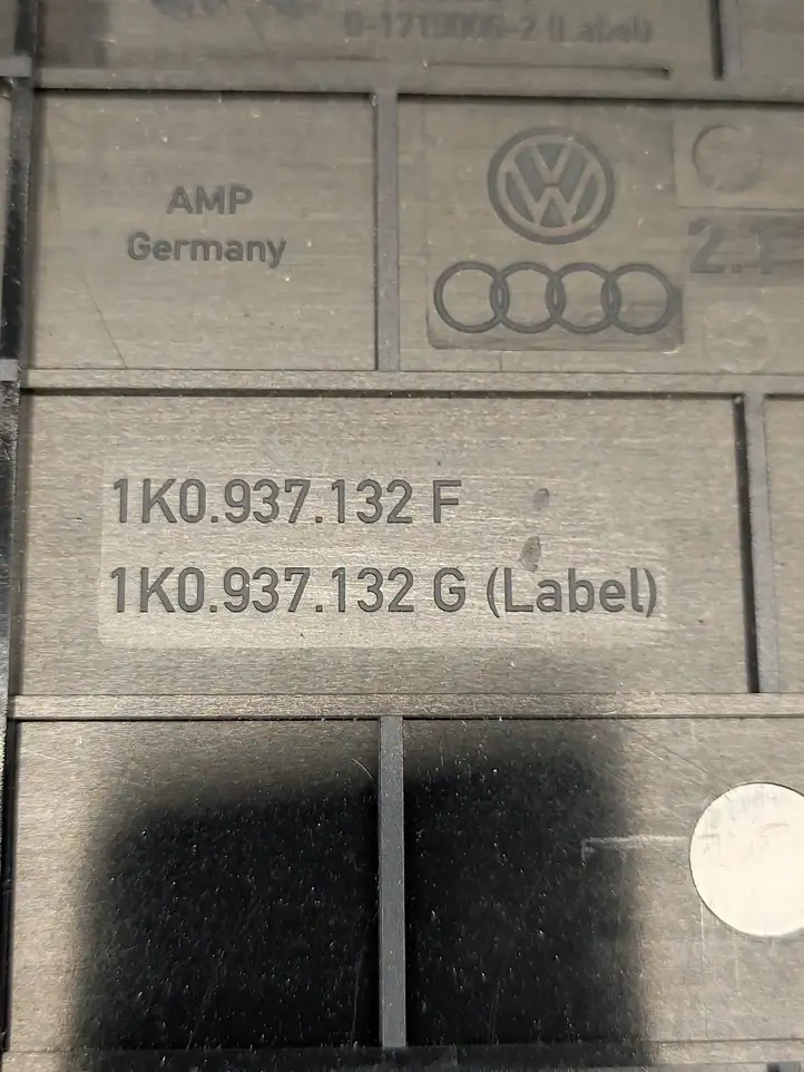 Volkswagen Caddy (2010 - 2015) 1K0937132G Крышка ящика предохранителей — фото 2