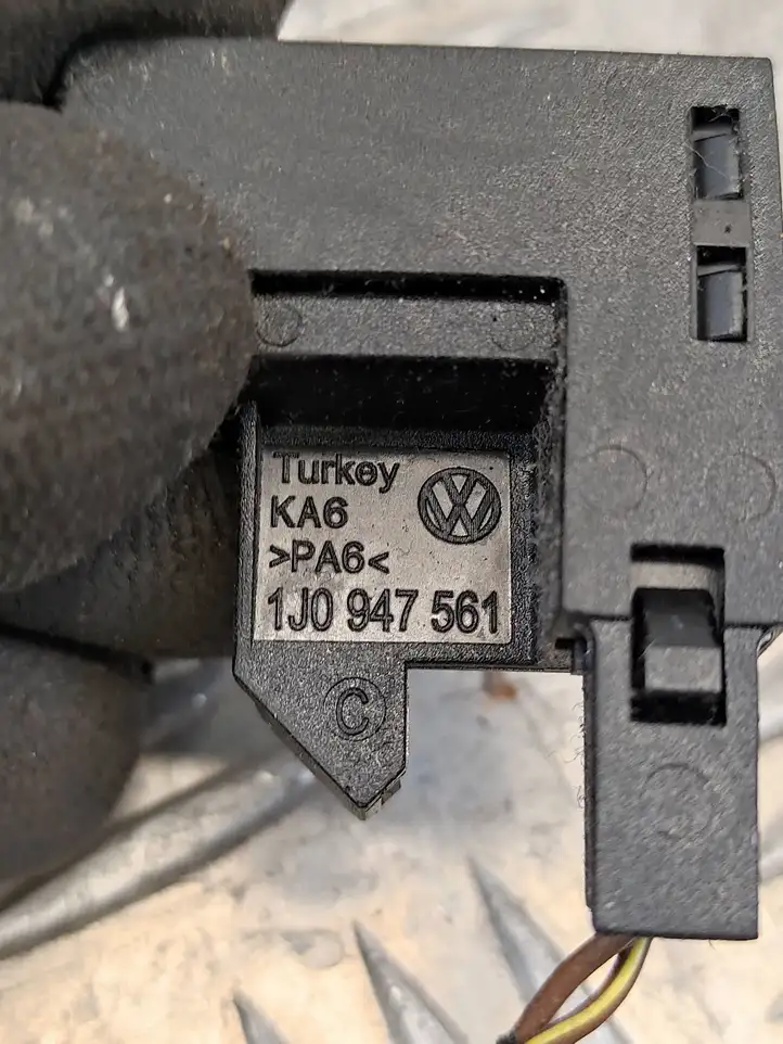 Volkswagen Caddy (2010 - 2015) 1J0947561 Датчик стояночного тормоза — фото 2