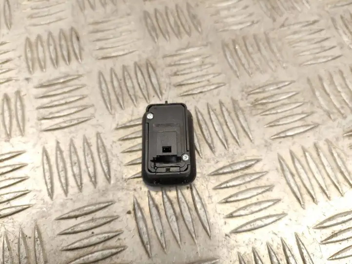 Mercedes-Benz C W204 (2007 - 2014) A2048707051 Кнопка закрытия крышки багажника — фото 2