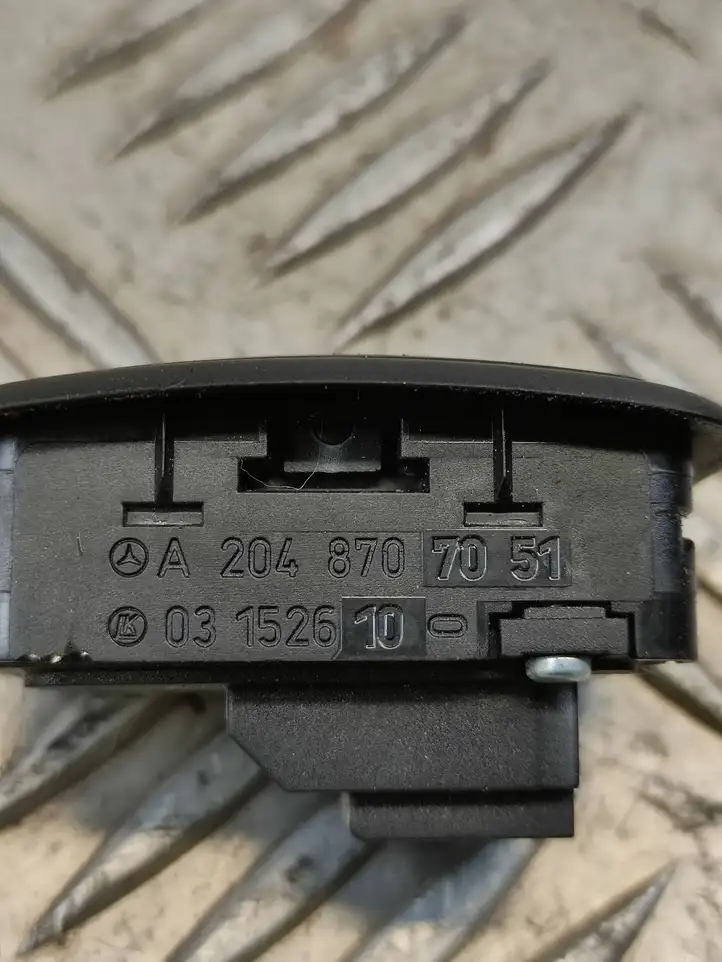 Mercedes-Benz C W204 (2007 - 2014) A2048707051 Кнопка закрытия крышки багажника — фото 3