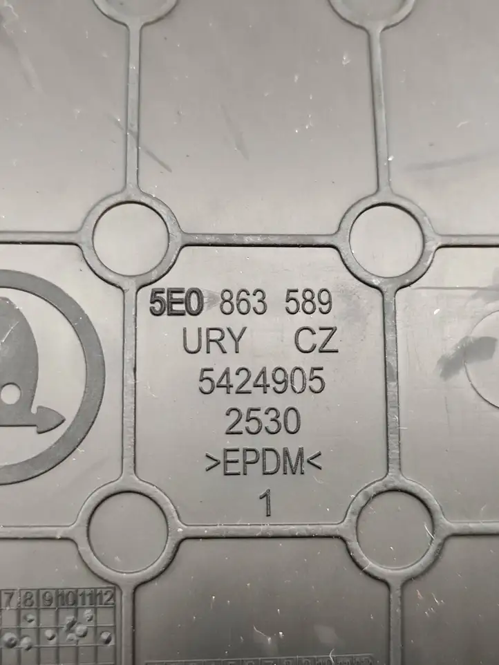 Skoda Octavia Mk3 (5E) (2013 - 2019) 5E0863589 Коврик бардачка — фото 5