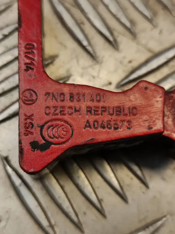 Skoda Octavia Mk3 (5E) (2013 - 2019) 7N0831401 Нижняя петля передней двери — фото 5