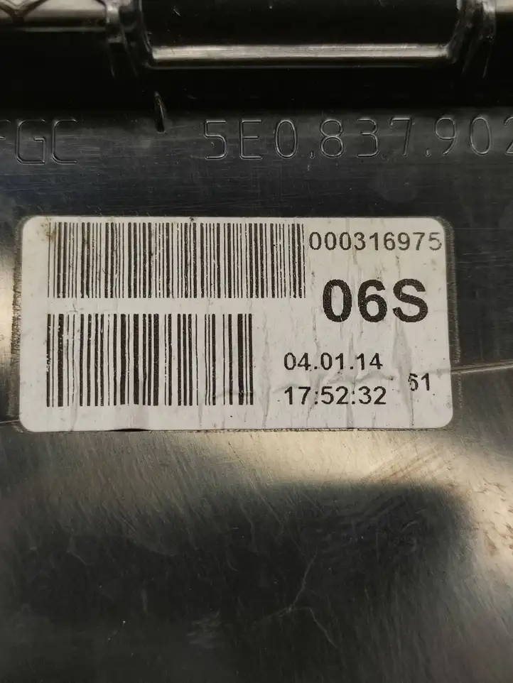 Skoda Octavia Mk3 (5E) (2013 - 2019) 5e0837920 Накладка стекла передней двери — фото 2