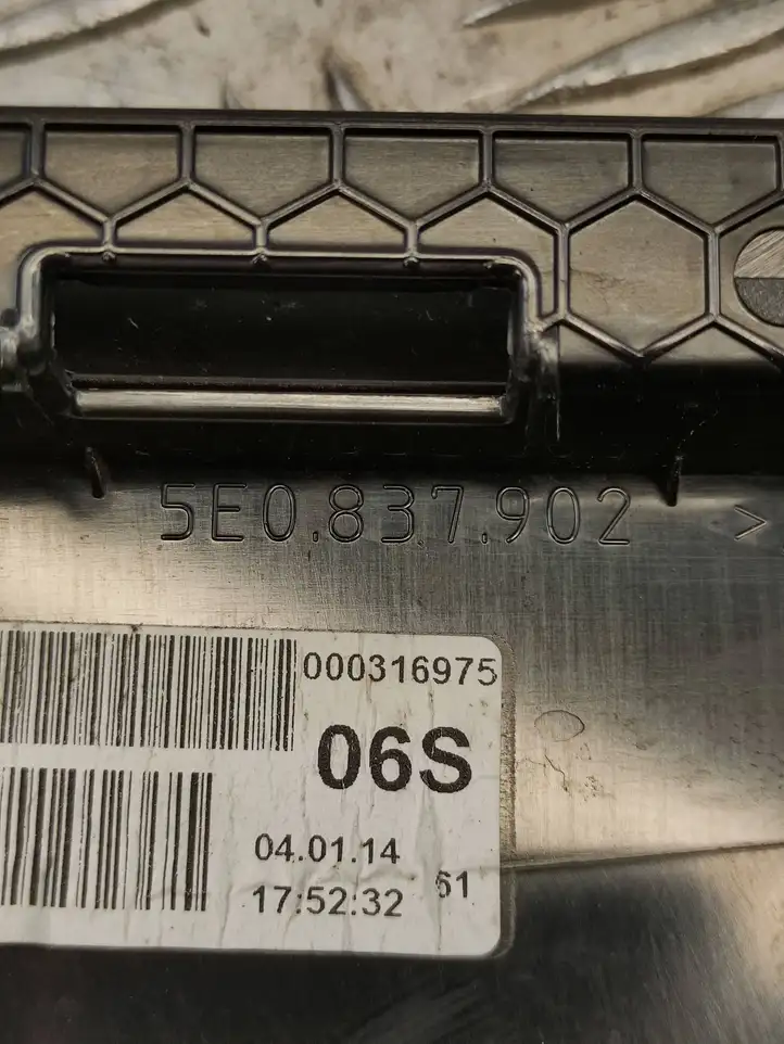 Skoda Octavia Mk3 (5E) (2013 - 2019) 5e0837920 Накладка стекла передней двери — фото 5
