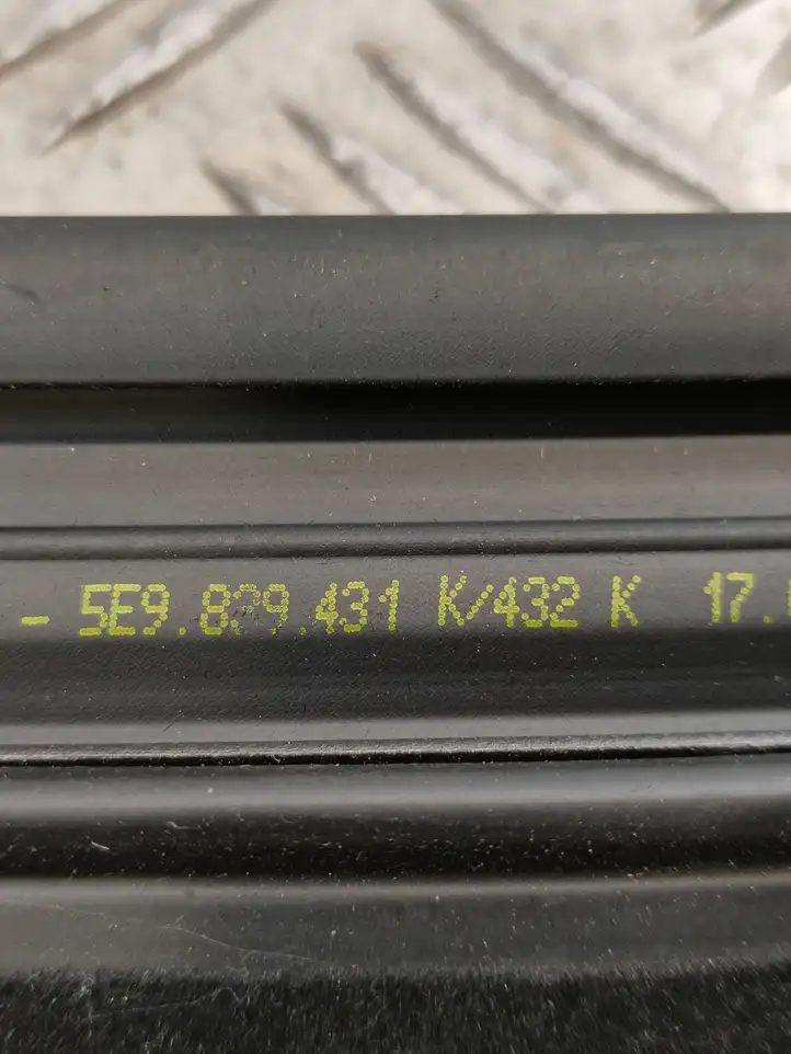 Skoda Octavia Mk3 (5E) (2013 - 2019) 5E9839431K Накладка стекла задней двери — фото 3