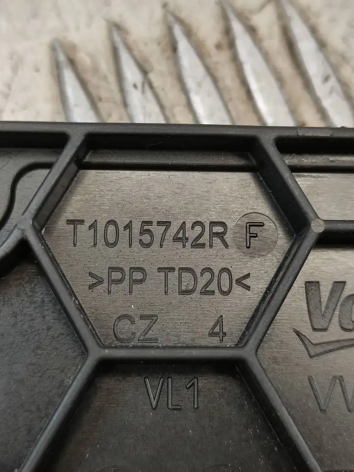 Audi A3/S3 8V (2016 - 2020) T1015742R Крышка микрофильтра воздуха — фото 4