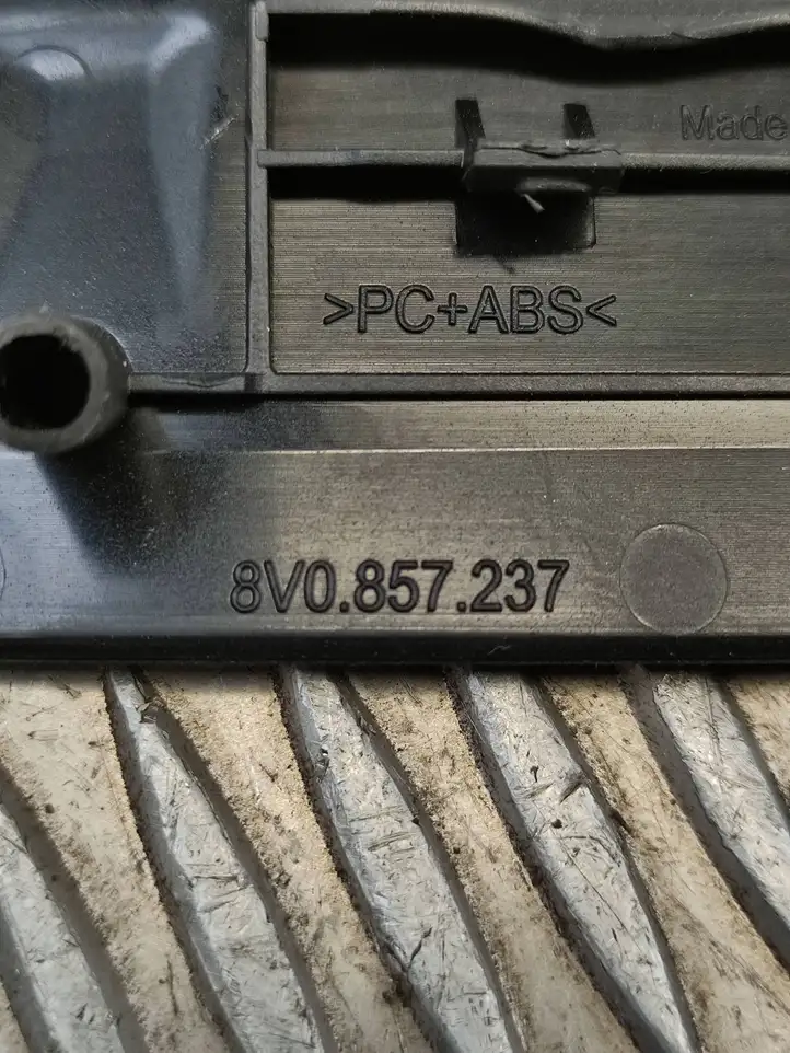 Audi A3/S3 8V (2016 - 2020) 8V0857237 Прочие детали салона — фото 2