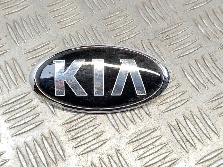 Kia Carens III (2013 - ) Эмблема автомобиля — фото 1