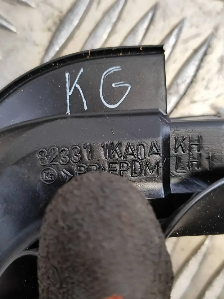 Nissan Juke I F15 (2010 - 2018) 323311KA0A Накладка стекла задней двери — фото 2