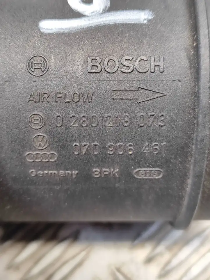 Audi A3/S3 8P (2004 - 2008) 07D906461 Датчик массового расхода воздуха — фото 2