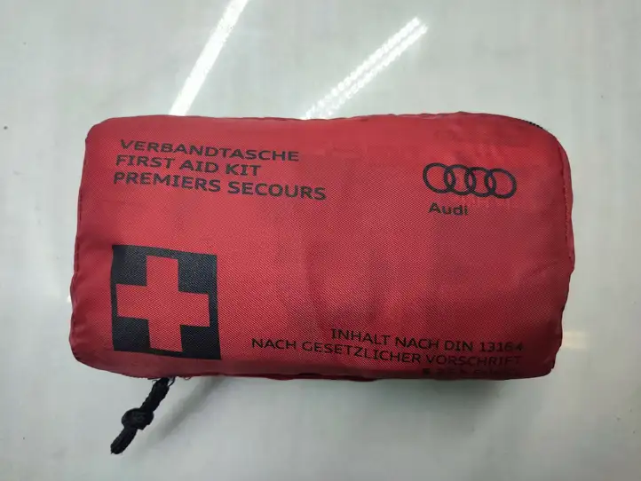Audi A3/S3 8V (2012 - 2016) 8F0860282D Автомобильная аптечка — фото 1