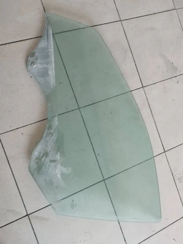 Mercedes-Benz C W203 (2000 - 2007)  43R001193 Основное стекло передних дверей (четырехдверного автомобиля)