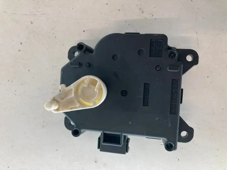 Smart ForTwo I (2000 - 2007) AE0637008320 Двигатель задвижки потока воздуха — фото 2