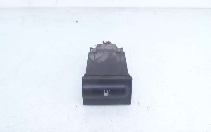 Skoda Octavia Mk1 (1U) (1996 - 2004)  1U095983C Включатель открытия топливного бака