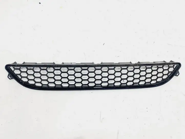 Volvo S60 (2010 - 2013) 30795022 Нижняя решетка переднего бампера — фото 1