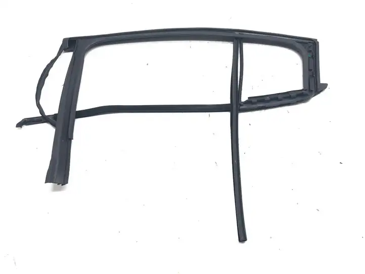 Renault Megane III (2009 - 2016) 822203310R Накладка стекла задней двери — фото 3