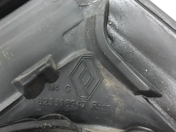 Renault Clio IV (2012 - 2019) 823318947R Накладка стекла задней двери — фото 3